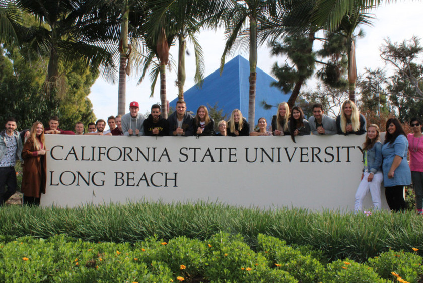 Cal State University at Long Beach campus med studerende